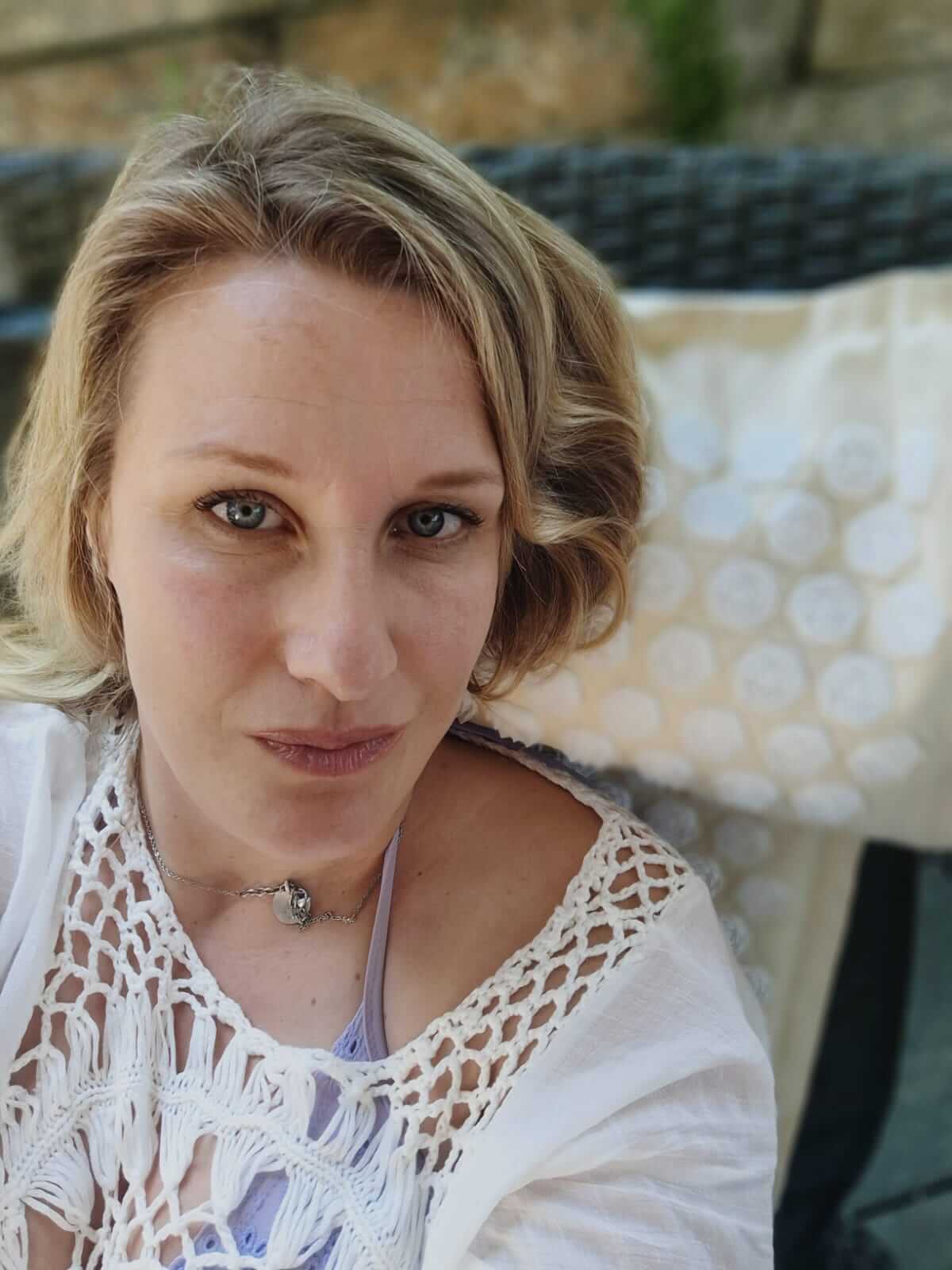 Bild Testerin Andrea auf der Akupressurmatte Natur, Polizistin und 2-Fach-Mutter